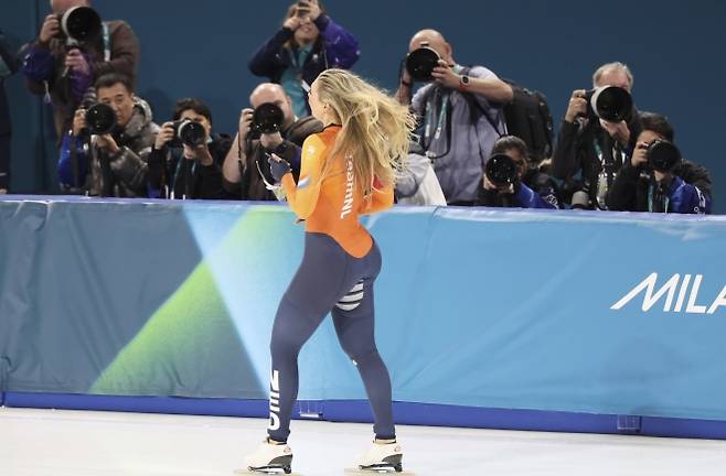 스피드스케이팅 여자 1000m 금메달리스트 네덜란드 유타 레이르담이 9일(현지 시간) 이탈리아 밀라노 스피드스케이팅 여자 1000m 아레나에서 열린 2026 밀라노·코르티나 담페초 동계올림픽 스피드스케이팅 여자 1000m 경기에서 금메달을 차지한 뒤 기뻐하고 있다.<BR> 뉴시스