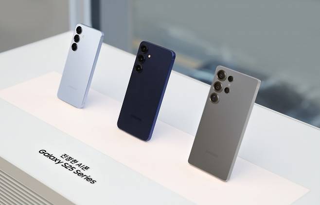 ‘갤럭시 S25 시리즈’ 사전 판매, 130만대 기록 달성 - 삼성전자가 지난 1월 24일부터 2월 3일까지 진행한 갤럭시 S25 시리즈 국내 사전 판매에서 130만대를 기록했다고 4일 밝혔다. 사진은 갤럭시 S25 시리즈 제품 이미지. 2025.2.4 삼성전자 제공