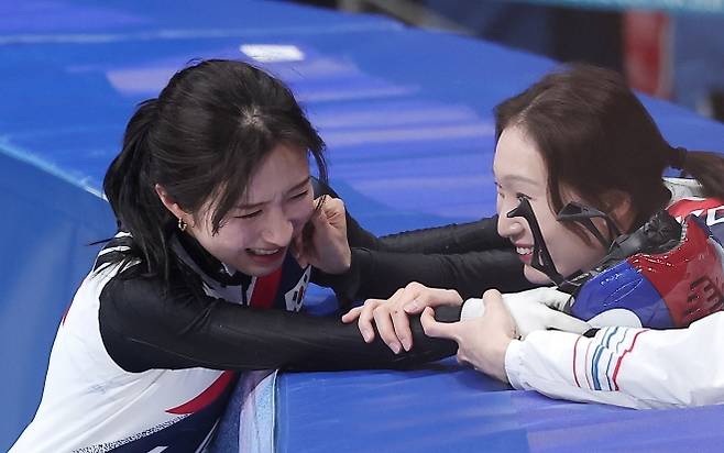 한국 쇼트트랙 국가대표 최민정이 16일(한국시간) 이탈리아 밀라노 아이스스케이팅 아레나에서 열린 2026 밀라노·코르티나담페초 동계올림픽 쇼트트랙 여자 1000m에서 동메달을 따낸 김길리를 축하하고 있다. 밀라노 뉴스1
