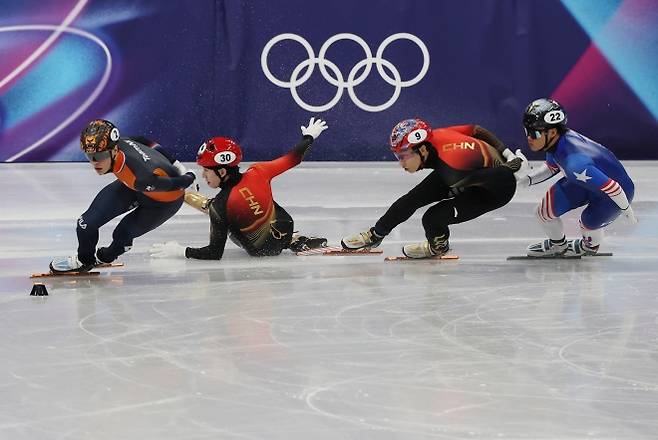 지난 14일(현지시간) 이탈리아 밀라노 아이스스케이팅 아레나에서 열린 2026 밀라노-코르티나담페초 동계올림픽 쇼트트랙 남자 1500m 준준결승에서 중국 린샤오쥔이 넘어지고 있다. 2026.2.15 연합뉴스