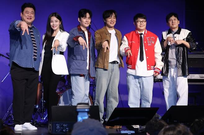 아묻따밴드 쇼케이스 - 아묻따밴드가 12일 서울 종로구 SA홀에서 열린 첫 디지털 싱글 ‘알고 있잖아’ 발매 기념 쇼케이스에서 포즈를 취하고 있다. 왼쪽부터 김준현, 조정민, 전인혁, 차태현, 조영수, 홍경민.  2026.2.12 연합뉴스
