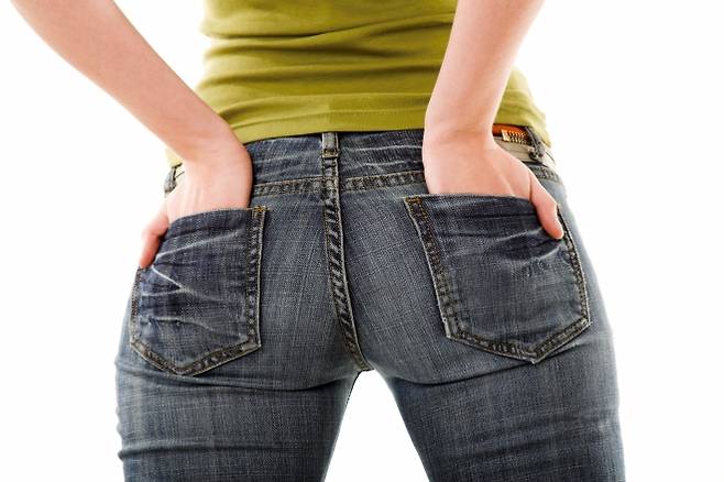 청바지를 입은 여성의 뒷모습. 123rf