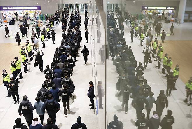 캄보디아에서 사기 등의 범행을 저지른 한국인 범죄 조직원들이 지난달 23일 인천국제공항을 통해 국내로 송환돼 수사기관으로 압송되고 있다. ⓒ연합뉴스