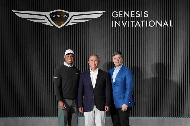 제네시스가 18일(한국시간) PGA 투어와 2030년까지 제네시스 인비테이셔널 타이틀 스폰서십을 이어가는 연장 계약을 체결했다. 정의선 현대차그룹 회장(가운데)이 대회 호스트 타이거 우즈(왼쪽), 브라이언 롤랩 PGA 투어 CEO와 조인식을 마친 뒤 기념 포즈를 취하고 있다. 사진제공 | 제네시스