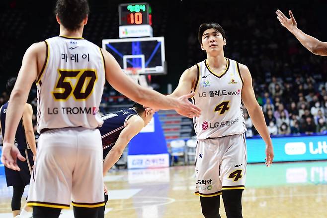 LG 양홍석(오른쪽)이 18일 부산사직체육관에서 열린 KCC와 원정경기서 아셈 마레이와 하이파이브를 하고 있다. 사진제공｜KBL
