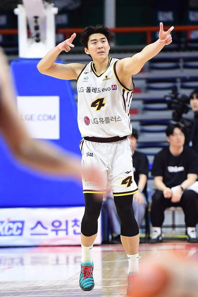 LG 양홍석이 18일 부산사직체육관에서 열린 KCC와 원정경기서 3점슛을 넣은 뒤 세리머니를 하고 있다. 사진제공｜KBL