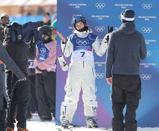 프리스타일 스키 여자 슬로프스타일 결선에서 베이징 동계 올림픽 프리스타일 스키 2관왕 중국 구아이링이 마지막 시도에서 실수를 한 뒤 아쉬워하고 있다. 연합뉴스
