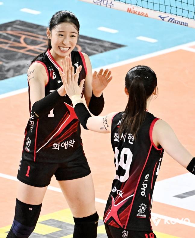 정관장의 흥행열풍을 이끌고 있는 인쿠시(왼쪽)와 최서현. /사진=KOVO 제공