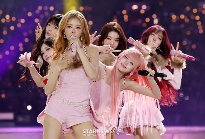 그룹 아이브가 2025년 12월 6일 가오슝 내셔널 스타디움에서 진행된 스타뉴스 주최 '10주년 아시아 아티스트 어워즈 2025(10th Anniversary Asia Artist Awards 2025, '10주년 AAA 2025')에서 멋진 무대를 선보이고 있다. /2025.12.24 /사진=김휘선 hwijpg@