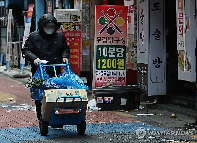 자영업자 (서울=연합뉴스) 김인철 기자 = 지난 달 26일 서울 시내의 한 식당가에서 영업 전 식자재를 옮기는 자영업자 모습. 2026.1.26 yatoya@yna.co.kr