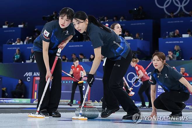 설예은과 김민지의 스위핑 (코르티나담페초=연합뉴스) 서대연 기자 = 17일(현지시간) 이탈리아 코르티나담페초 컬링 올림픽 스타디움에서 열린 2026 밀라노ㆍ코르티나담페초 동계올림픽 컬링 여자 라운드로빈 한국과 스위스의 경기에서 설예은과 김민지가 스위핑하고 있다. 2026.2.17 dwise@yna.co.kr