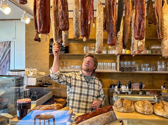 '앤디스'에서 만드는 소시지를 확인하는 김앤디 씨 [촬영 임경빈 인턴기자]