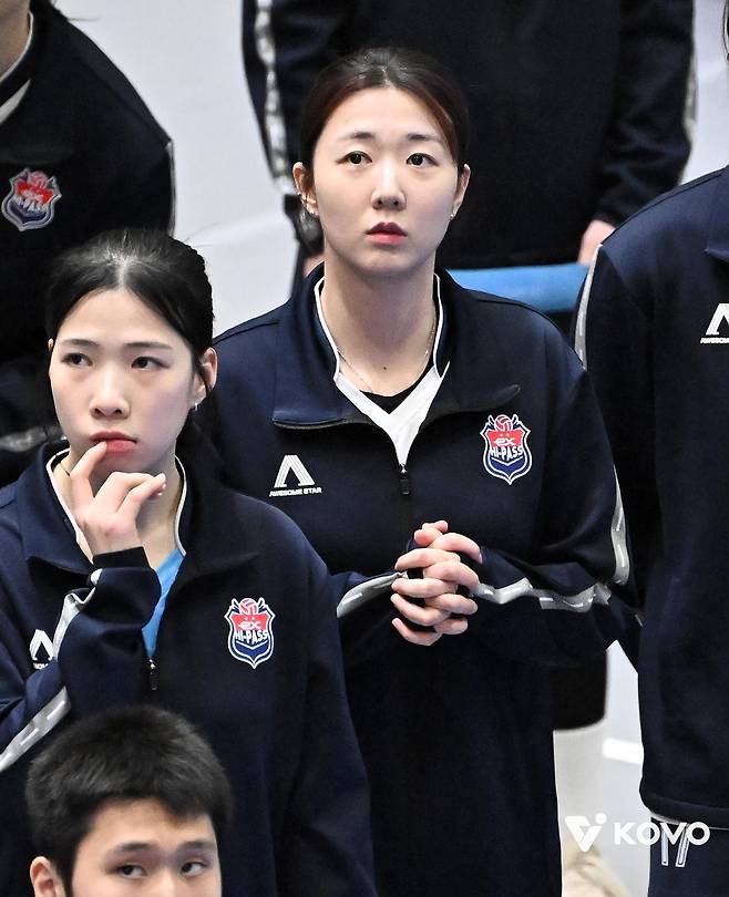 허리 부상 여파로 결장한 한국도로공사의 강소휘(중앙) [한국배구연맹 제공. 재판매 및 DB 금지]