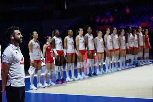 VNL에서 프랑스 여자배구 대표팀을 이끈 곤살레스 감독(왼쪽) [FIVB 홈피 캡처. 재판매 및 DB 금지]