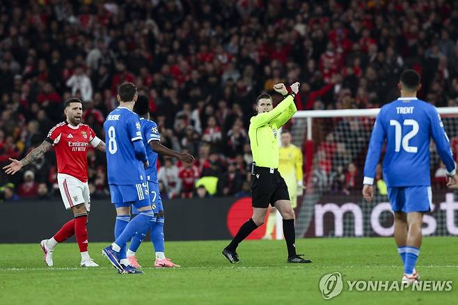 인종차별 방지 프로토콜 발동하는 주심 [EPA=연합뉴스]