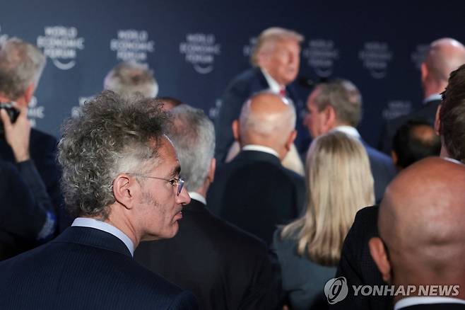 트럼프 연설 듣는 알렉스 카프 알렉스 카프 팔란티어 최고경영자(CEO)가 지난달 스위스 다보스에서 열린 세계경제포럼(WEF)에서 도널드 트럼프 미국 대통령의 연설을 듣고 있다. [로이터=연합뉴스 자료사진. 재판매 및 DB 금지]