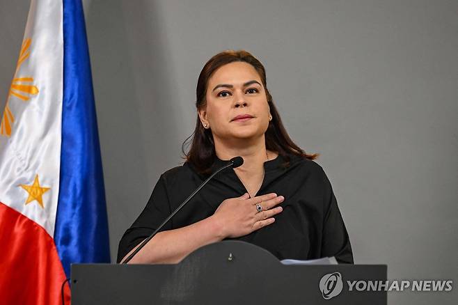 2028년 필리핀 대선 출마 선언하는 두테르테 부통령 (마닐라 AFP=연합뉴스) 세라 두테르테 필리핀 부통령이 18일(현지시간) 마닐라에서 기자회견을 갖고 2028년 대통령 선거에 출마하겠다고 발표하고 있다.