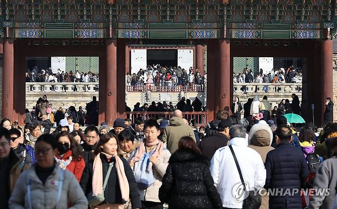 연휴 마지막 날, 경복궁에 몰린 인파 (서울=연합뉴스) 최재구 기자 = 설 연휴 기간 경복궁을 포함한 4대궁, 종묘, 조선왕릉이 무료 개방한 가운데 18일 서울 경복궁에 관광객을 비롯한 인파가 몰려 인산인해를 이루고 있다. 2026.2.18 jjaeck9@yna.co.kr