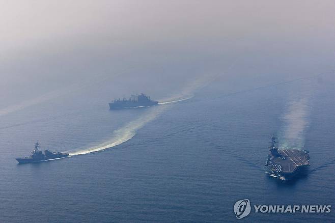 지난 6일(현지시간) 페르시아만 진입하는 미 해군 에이브러햄 링컨호 항모전단 [로이터 연합뉴스 자료사진. 재판매 및 DB 금지]