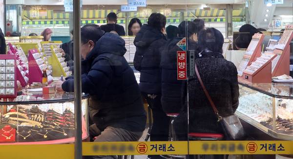 금값이 천정부지로 치솟으면서 이를 노린 절도 범죄도 기승을 부리고 있다. 사진은 지난달 28일 서울 한 금은방을 찾은 시민들 모습. 2026.1.28 /연합뉴스