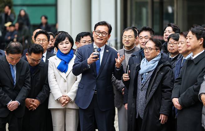 ▲ 더불어민주당 전당대회 '돈봉투 살포' 의혹과 불법 정치자금 수수 혐의로 재판에 넘겨진 소나무당 송영길 대표가 13일 서초구 서울고등법원에서 열린 2심 선고 공판에서 무죄를 선고 받은 뒤 더불어민주당 의원들과 법원 청사 앞에 서서 입장을 밝히고 있다. /연합뉴스