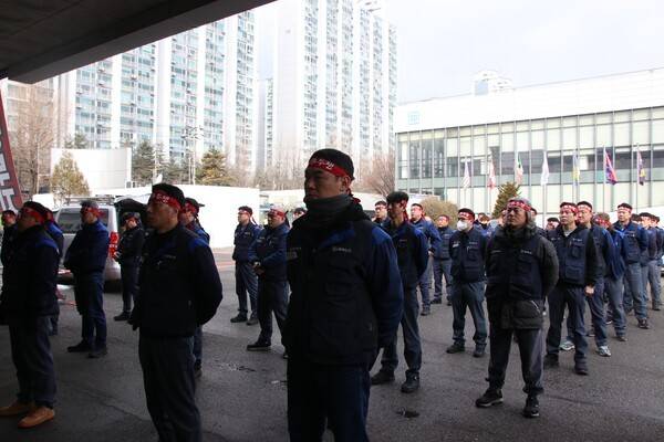 한국지엠의 직영 정비사업소 폐쇄 결정에 맞서 투쟁에 나선 한국지엠 노조 정비부품지회. <사진=금속노조 한국지엠지부 정비부품지회>