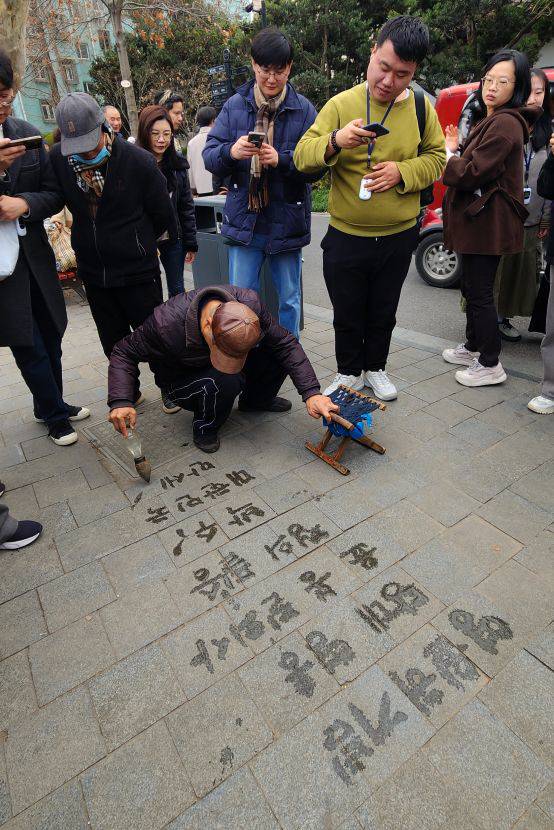 윤의사 의거 현장 인근에서 한글로 글을 쓰는 중국인.
