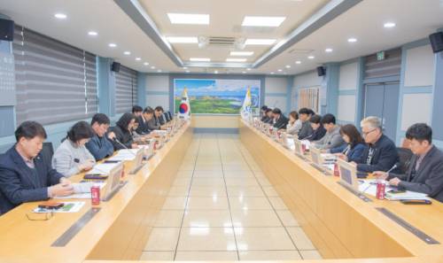 ◇고성군은 지난 13일 군청 회의실에서 ‘2027년도 국비확보 대책 보고 회의’를 개최했다.