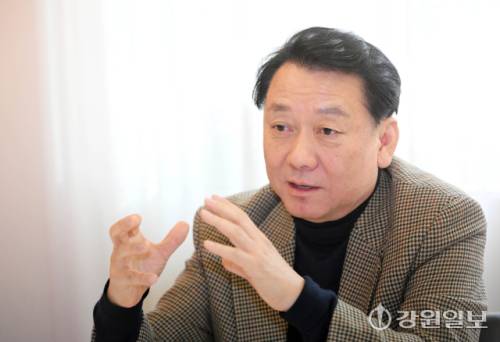 이광재 전 지사가 11일 서울 종로구에서 취재진을 만나 인터뷰하고 있다. 신세희기자