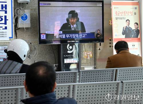 19일 춘천시외버스터미널에서 시민들이 윤석열 전 대통령의 내란 우두머리 혐의 1심 선고 공판을 지켜보고 있다. 이날 윤 전 대통령은 2024년 12월 3일 비상계엄을 선포한 지 443일 만에 무기징역을 선고받았다. 임도혁기자