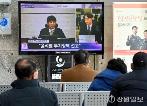 19일 춘천시외버스터미널에서 시민들이 윤석열 전 대통령의 내란 우두머리 혐의 1심 선고 공판을 지켜보고 있다. 이날 윤 전 대통령은 2024년 12월 3일 비상계엄을 선포한 지 443일 만에 무기징역을 선고받았다. 임도혁기자