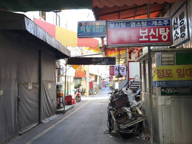 지난달 27일 점심 시간대 방문한 대구 북구 칠성시장 개시장 보신탕 골목은 한산한 모습이었다. 김지효 기자