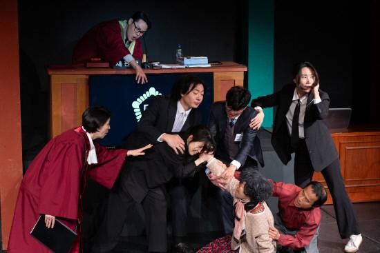 극단 나비 '(당)신의 재판'. 사진=경남연극제 집행위