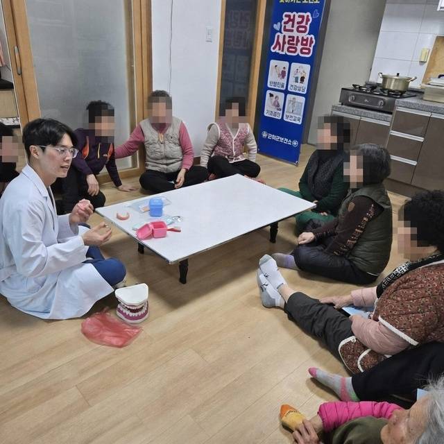 지난 11일 대구 군위군 군위읍 하곡리 경로당에서 대구 군위군 보건소가 의료 취약지 어르신을 위한 '건강사랑방'을 운영하고 있다. 군위군보건소 제공