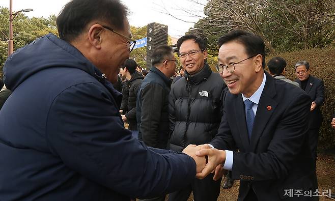 위성곤 국회의원이 도지사 선거 출마 회견에서 지지자들과 악수하고 있다. ⓒ제주의소리