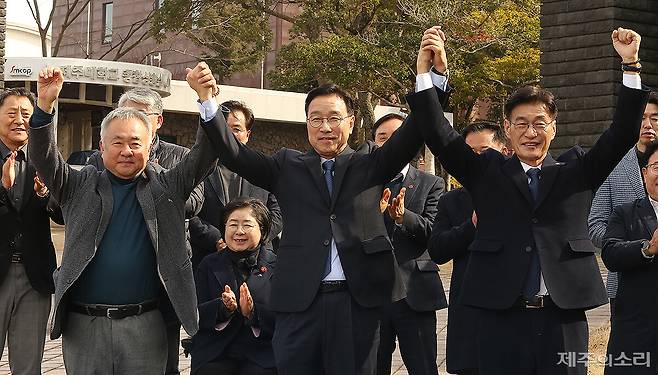 위성곤 국회의원이 문대림 국회의원(오른쪽), 송재호 전 국회의원(왼쪽)과 손을 맞잡고 있다. ⓒ제주의소리