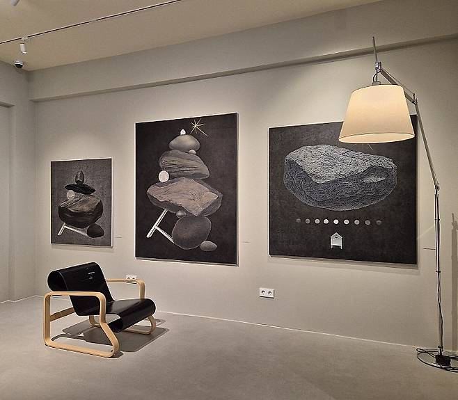 아르텍의 블랙 암체어와 매칭된 윤준영의 작품.