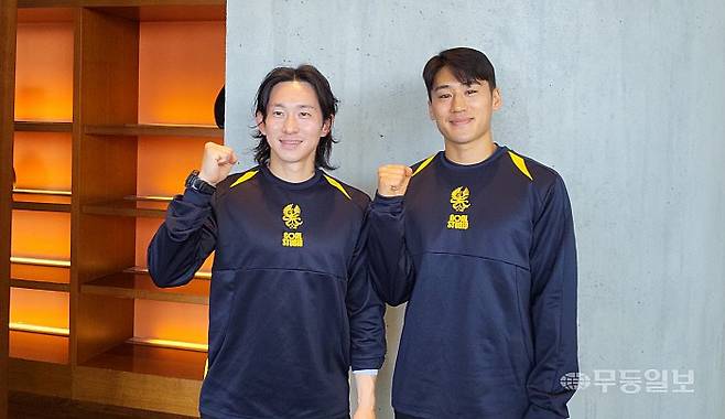 화이팅 포즈를 취하고 있는 신창무와 최경록