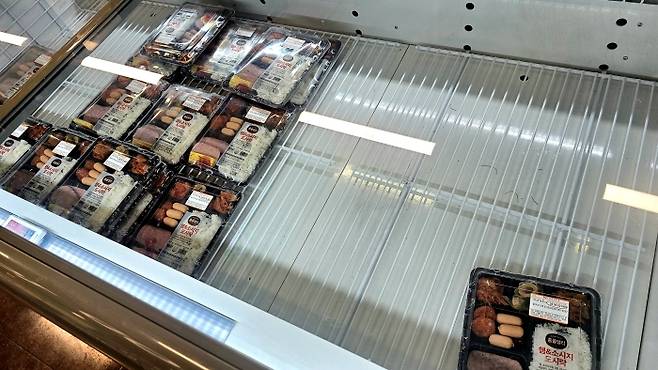 오전 물량이 대부분 소진된 ‘990원 도시락’ 진열대/사진=정문필 기자
