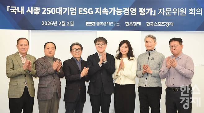 (왼쪽부터) 명영덕 ESG행복경제연구소 부소장, 이치한 소장, 최형철 한스경제 대기자, 이우종 서울대 경영대학 교수, 송재민 서울대 환경대학원 교수, 최기억 한스경제 대표 발행인, 이철규 편집국장./ 이호형 기자 leemario@sporbiz.co.kr