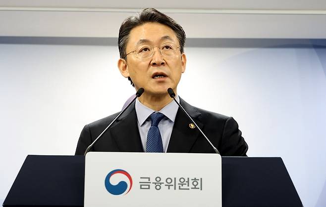 금융당국이 부실 상장사 퇴출 강화에 박차를 가하고 있다. 사진은 지난 12일&nbsp;'부실기업 신속·엄정 퇴출을 위한 상장폐지 개혁 방안'을 발표하고 있는 권대영 금융위원회 부위원장. / 뉴시스