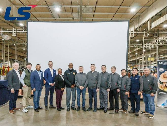 LS전선 미국 자회사 LSCUS의 노스캐롤라이나 타보로 공장 증설 발표 현장에서 주요 관계자들이 기념 촬영을 하고 있다. (사진= LS Cable & System USA)