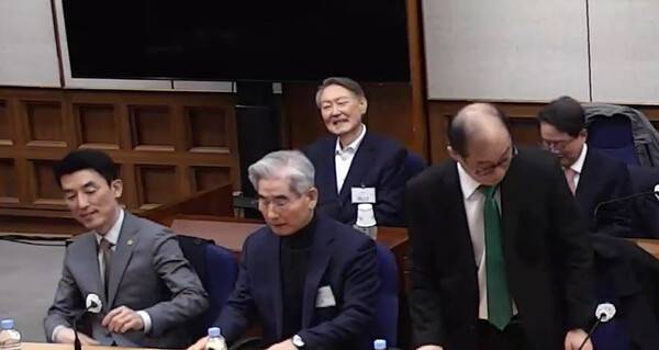 윤석열&nbsp;전 대통령이 19일 서초구 서울중앙지방법원에서 열린 12·3 비상계엄 관련 내란 우두머리 혐의 1심 선고공판에 출석해 있다.&nbsp;이날 서울중앙지법 형사합의25부(지귀연 부장판사)는 윤 전 대통령에게 무기징역을 선고했다. 2026.2.19 [서울중앙지법 제공. 연합뉴스