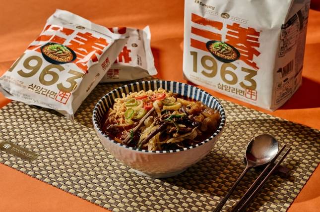 삼양식품이 반얀트리 서울과 협업해 출시한 '삼양1963' 콜라보레이션 메뉴 '얼큰 양지 라면 by 삼양1963'./사진=삼양식품 제공