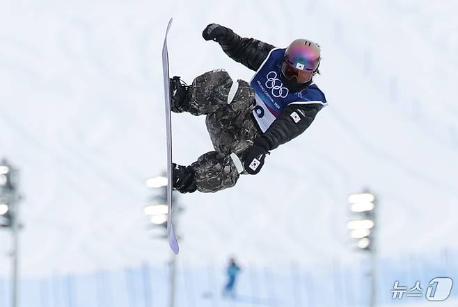 스노보더 유승은이 18일(현지시간) 이탈리아 리비뇨 스노파크에서 열린 2026 밀라노·코르티나담페초 동계올림픽 스노보드 여자 슬로프스타일 결선에 출전해 경기를 펼치고 있다. 2026.2.18 ⓒ 뉴스1 김진환 기자