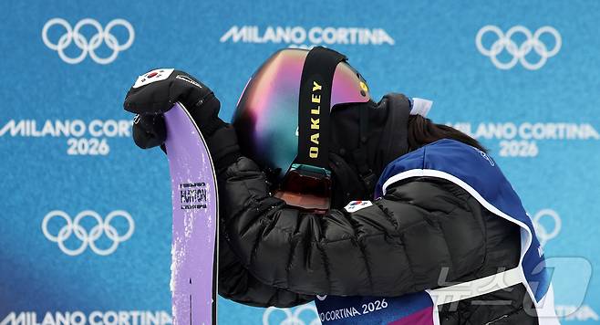 스노보드 유승은이 18일(현지시간) 이탈리아 리비뇨 스노파크에서 열린 2026 밀라노·코르티나담페초 동계올림픽 스노보드 여자 슬로프스타일 2차 결선에서 넘어진 뒤 아쉬워하고 있다. 2026.2.18 ⓒ 뉴스1 김진환 기자