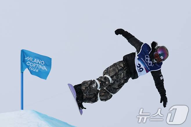스노보드 유승은이 18일(현지시간) 이탈리아 리비뇨 스노파크에서 열린 2026 밀라노·코르티나담페초 동계올림픽 스노보드 여자 슬로프스타일 결선에 출전해 경기를 펼치고 있다. 2026.2.18 ⓒ 뉴스1 김진환 기자