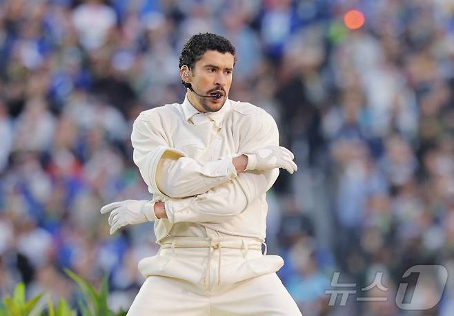 라틴 팝스타 배드 버니(31)가 8일(현지시간) 미국 캘리포니아 샌타클라라 리바이스 스타디움에서 열린 뉴잉글랜드 패트리어츠와 시에틀 시호크스와의 미국프로풋볼리그(NFL) 결승전인 제60회 슈퍼볼(Super Bowl)의 하프타임 공연을 하고 있다. 2026.02.08. ⓒ 로이터=뉴스1