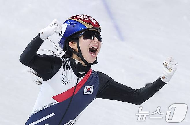 대한민국 여자 쇼트트랙 대표팀 김길리가 18일(현지시간) 이탈리아 밀라노 아이스스케이팅 아레나에서 열린 2026 밀라노·코르티나담페초 동계올림픽 쇼트트랙 여자 3000m 계주 결승에서 금메달을 차지한 후 포효하고 있다. 2026.2.19 ⓒ 뉴스1 김성진 기자