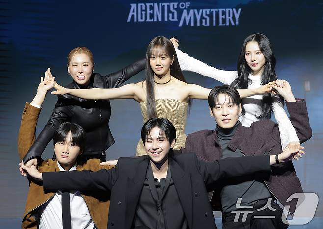 가비(왼쪽 위 부터 시계방향)와 혜리, 카리나, 존박, 김도훈, 이용진이 19일 서울 마포구 호텔 나루 서울 엠갤러리에서 열린 넷플릭스 예능 '미스터리 수사단 시즌2' 제작발표회에서 포즈를 취하고 있다. ⓒ 뉴스1 권현진 기자